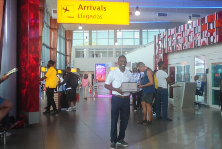 airport-driver-waiting-signage-passenger